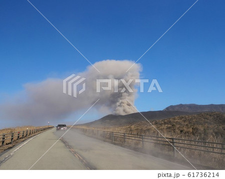 火山灰が舞い上がる阿蘇のドライブコース　（熊本県阿蘇吉田線） 61736214