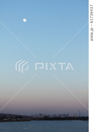 月と海 61736437