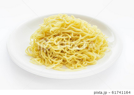 茹でた中華麺 61741164