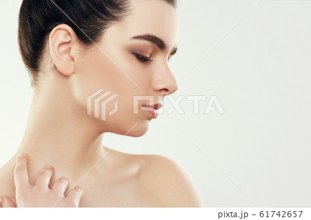 Beauty Face. Beautiful Woman With Natural Makeup. 61742657