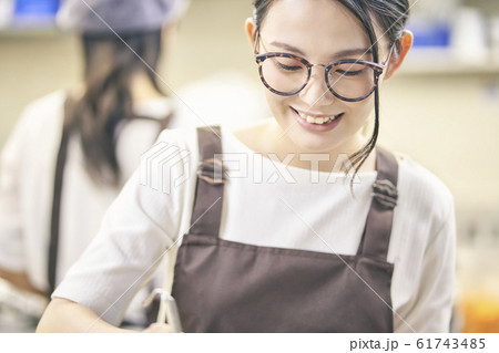カフェ 調理スタッフ 女性 カフェ 調理スタッフ 女性 61743485