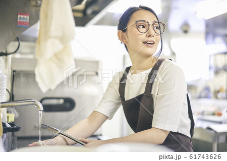 カフェ 調理スタッフ 女性 カフェ 調理スタッフ 女性 61743626