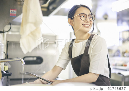 カフェ 調理スタッフ 女性 カフェ 調理スタッフ 女性 61743627