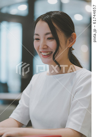 働く女性 61744657