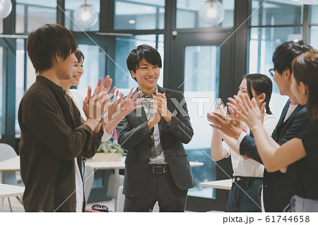 ビジネス　拍手 61744658