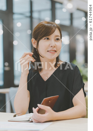 働く女性 オフィス 働く女性 オフィス 61744964