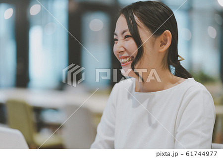 女性 若い 笑顔 女性 若い 笑顔 61744977