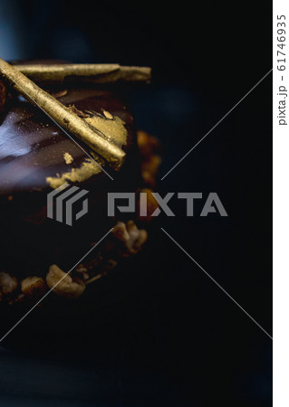 Luxury chocolate cake-cake decorated with a golden decor of caramelized popcorn on a dark background 61746935