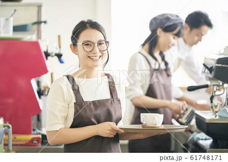 カフェ 店員 女性 カフェ 店員 女性 61748171