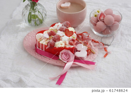 バレンタイン～お花畑のケーキ 61748624