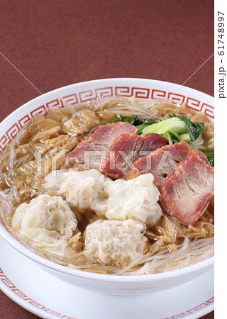 出来立てアツアツのチャーシューと青梗菜がのったワンタンメン 出来立てアツアツのチャーシューと青梗菜がのったワンタンメン 61748997