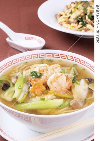 出来立てアツアツのエビの乗った海鮮ラーメン 61748999