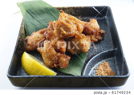若鶏の唐揚げ 61749234