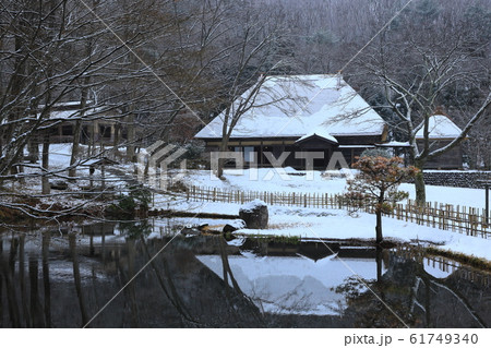 冬の古民家の風景 冬の古民家の風景 61749340