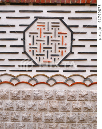 ソウル　韓屋の外壁　北村韓屋村 61749878