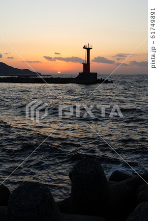 夕陽　灯台　海　 61749891