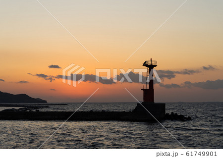 夕陽　灯台　海　 61749901