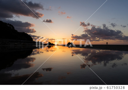 日の出 朝焼け 朝日 海の写真素材