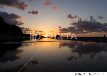 日の出　朝焼け　朝日　海 61750333