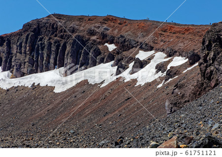 浅間山外輪山・前掛山稜線を行く登山者 浅間山外輪山・前掛山稜線を行く登山者 61751121