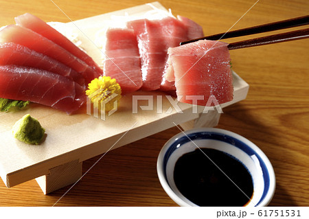 中トロを食べる 中トロを食べる 61751531