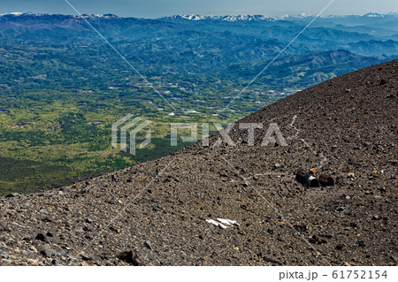 浅間山・前掛山稜線から見る火口原と志賀・上越の山並み 浅間山・前掛山稜線から見る火口原と志賀・上越の山並み 61752154