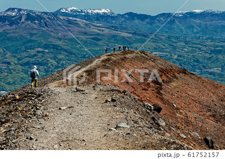 浅間山外輪山・前掛山稜線を行く登山者と志賀の山並み 浅間山外輪山・前掛山稜線を行く登山者と志賀の山並み 61752157