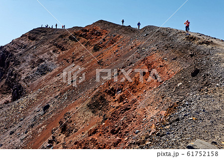 浅間山外輪山・前掛山稜線を行く登山者 61752158
