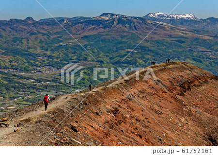 浅間山外輪山・前掛山稜線を行く登山者と志賀の山並み 61752161