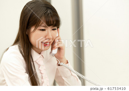 電話をする女性 61753410