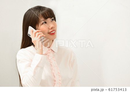 電話をする女性 61753413