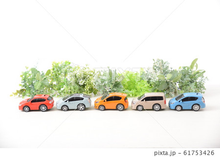 並んだ模型自動車 61753426
