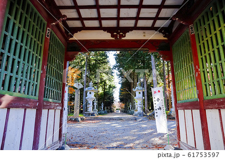 【山梨県】国指定重要文化財富士御室浅間神社 里宮社 随神門から望む参道 【山梨県】国指定重要文化財富士御室浅間神社 里宮社 随神門から望む参道 61753597