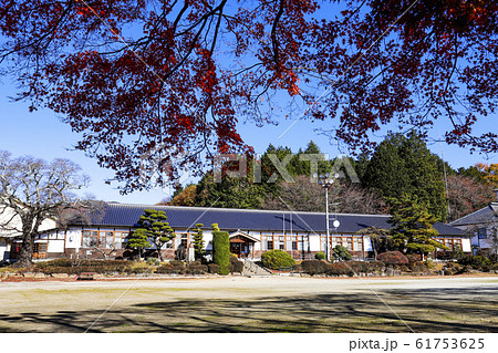 【山梨県北杜市】秋の山梨県指定文化財・津金学校・大正校舎 61753625