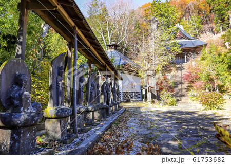 【山梨県北杜市】秋の海岸寺境内 観音堂と百体観音 【山梨県北杜市】秋の海岸寺境内 観音堂と百体観音 61753682