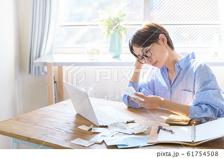 主婦　家計　確定申告 61754508