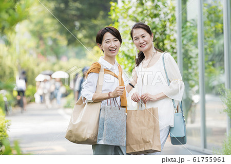 買い物帰りの母娘 買い物帰りの母娘 61755961