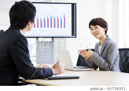 ビジネス　会議　チーム　女性　オフィス　ビジネスマン　ビジネスウーマン 61756321