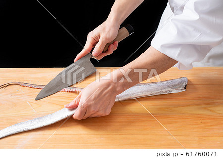 太刀魚を捌く板前 61760071