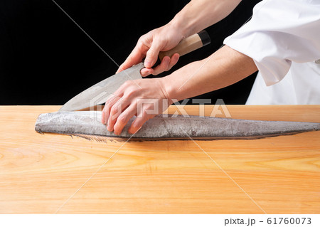 太刀魚を捌く板前 61760073