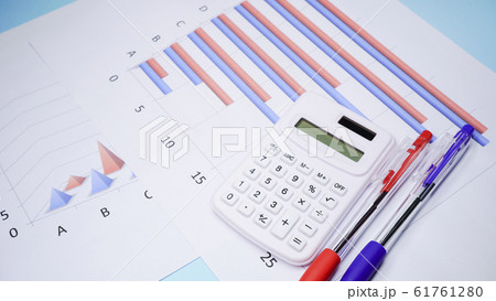 グラフ　ビジネス書類　イメージ 61761280