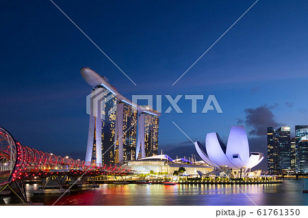 シンガポール　マリーナ・ベイ・サンズ　夜景 61761350