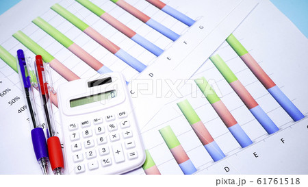 グラフ ビジネス書類 イメージ グラフ ビジネス書類 イメージ 61761518
