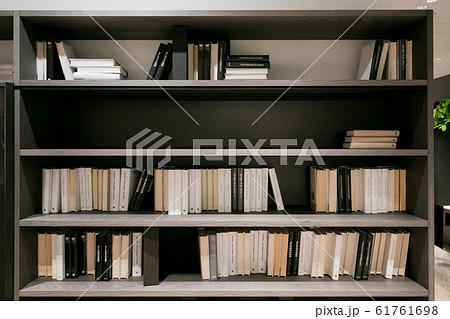 洋書の並んだお洒落な本棚の写真素材