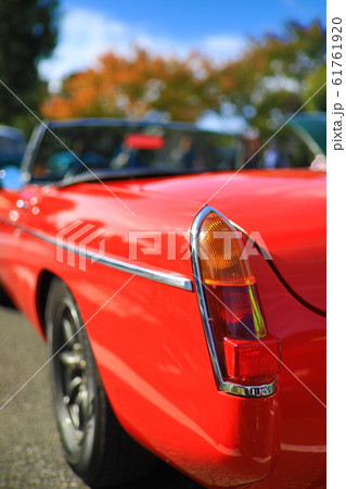 赤いオープンカーの写真素材