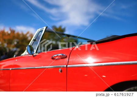 赤いオープンカー 61761927