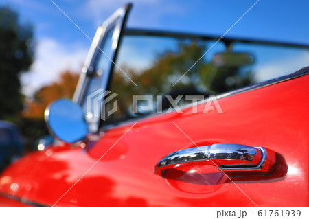 赤いオープンカー 61761939