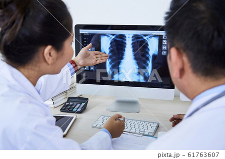 Unrecognizable Pulmonologists Working together Unrecognizable Pulmonologists Working together 61763607
