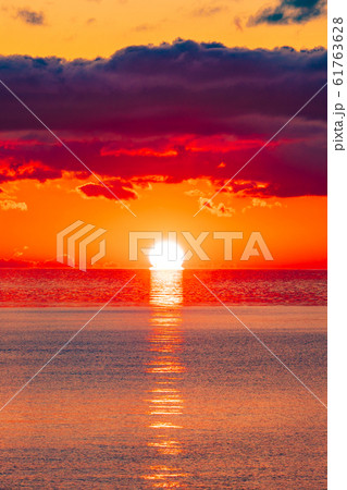 だるま夕日と爆焼け だるま夕日と爆焼け 61763628