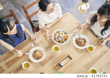 ランチ会をする女性 61763743